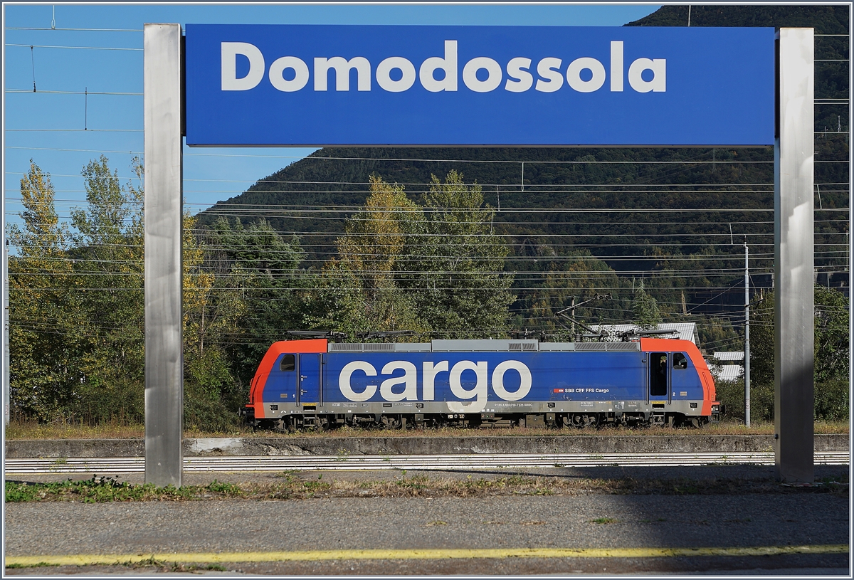 Die SBB Re 484 018 (94 85 4 4484 018-7 CH-SBBC) wartet in Domodossola auf ihren nächsten Einsatz. 

10. Okt. 2019 
