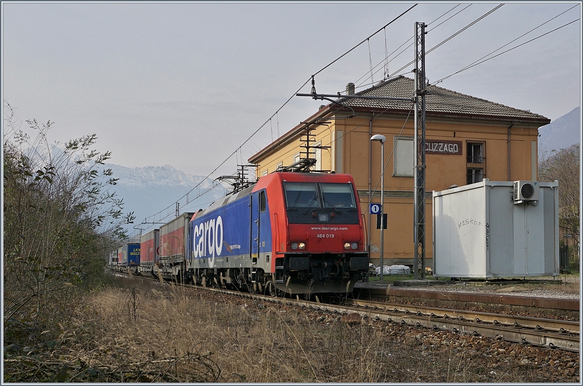 Die SBB Re 484 019 fährt mit einem Güterzug auf der RFI Strecke 14 bei Cuzzago nach Novara.
Die Strecke ist für den RoLa Verkehr modernisiert und elektrifiziert worden, verbreitet aber noch immer sehr viel Nebenbahnambiente.a

19. Nov. 2018