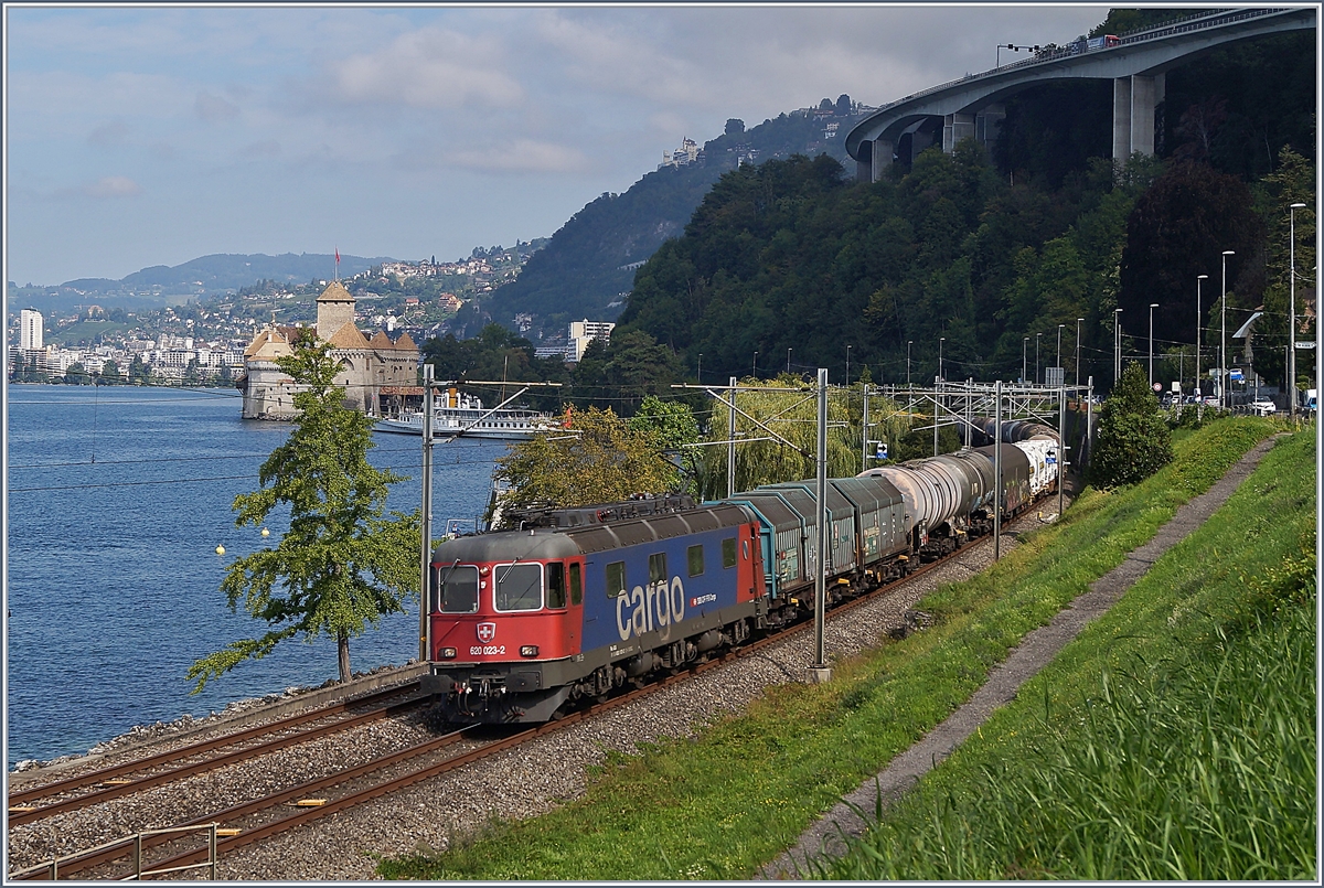 Die SBB Re 620 023-2  Rupperswil  mit einem Güterzug Richtung Wallis vor der Kulisse des Château de Chillon kurz vor Villeneuve.

28. August 2019