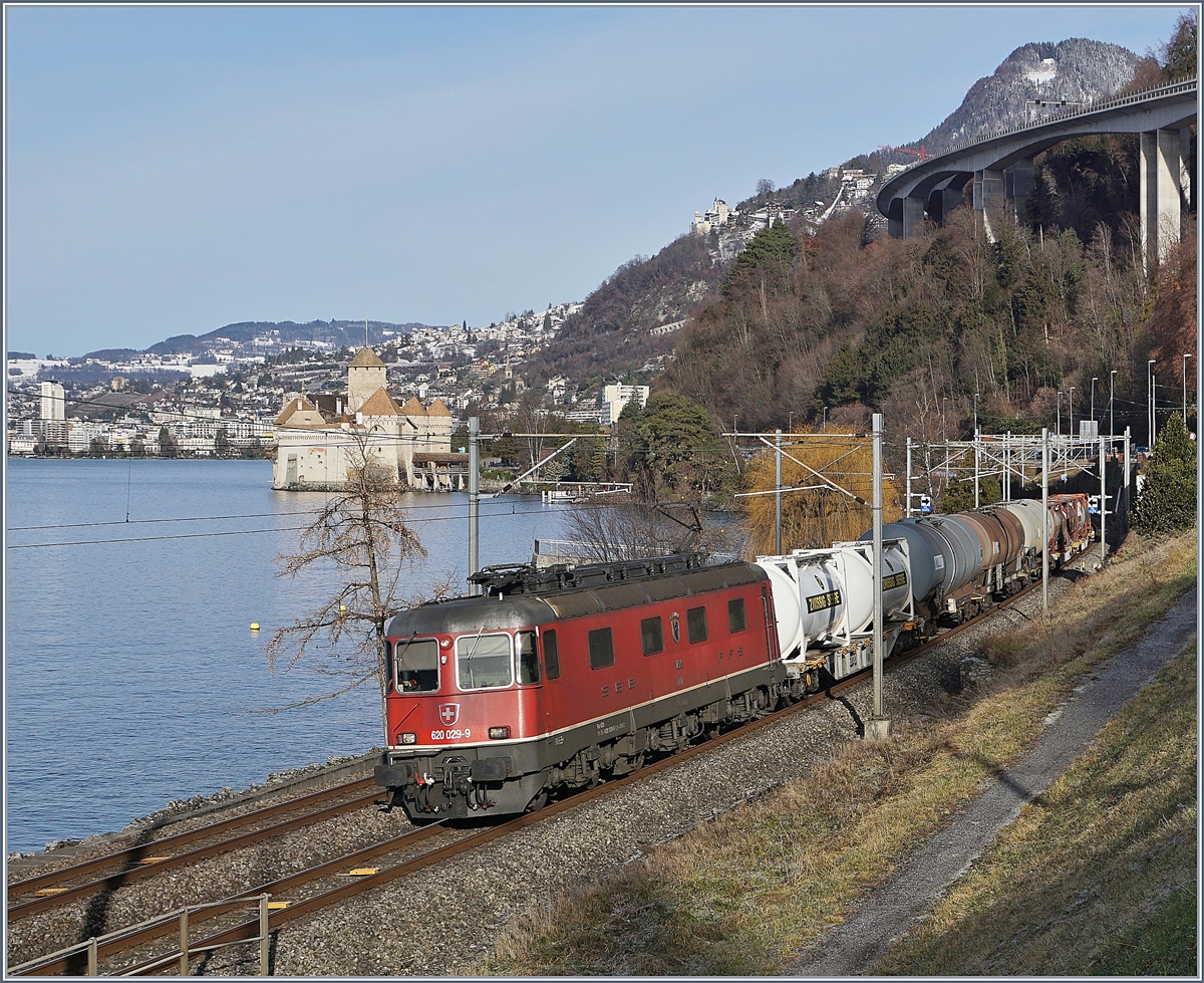 Die SBB Re 620 029-9 erreicht mit einen Güterzug in Kürze Villeneuve, im Hintergrund ist das Château de Chillon zu erkennen. 
29. Dez. 2017