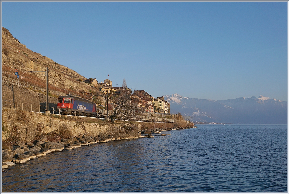 Die SBB Re 620 034-9 mit einem Güterzug auf der Fahrt Richtung Lausanne bei St-Saphorin.

25. Jan. 2019