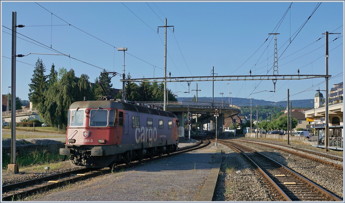 Die SBB Re 620 051-3 auf dem Weg Richtung Alle verlässt Porrentruy.

Die überraschend aufgetauchte Lok sowie der gesperrte Zugang links im Bild erlaubten leider nur dieses unvorteilhafte Schattenbild. Am relativ schwachen aber scheinbar potentiel ausbaufähige Güterverkehr im Jura zeigt die SBB wenig Interesse, weshalb die CJ sich hier genre mehr einbringen möchte.

23. Juli 2019