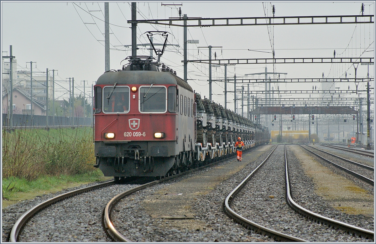Die SBB Re 620 059-6 wartet im Rangierbahnhof von Biel auf Gleis A1 mit einem langen Zug nach Bure (?) auf die Abfahrt.
Fotostandpunkt: öffentlich zugänglich, siehe: https://igschieneschweiz.startbilder.de/bild/frankreich~fernverkehr~tgv-lyria/652536/die-wiese-zwischen-dem-bahnsteig-von.html

5. April 2019