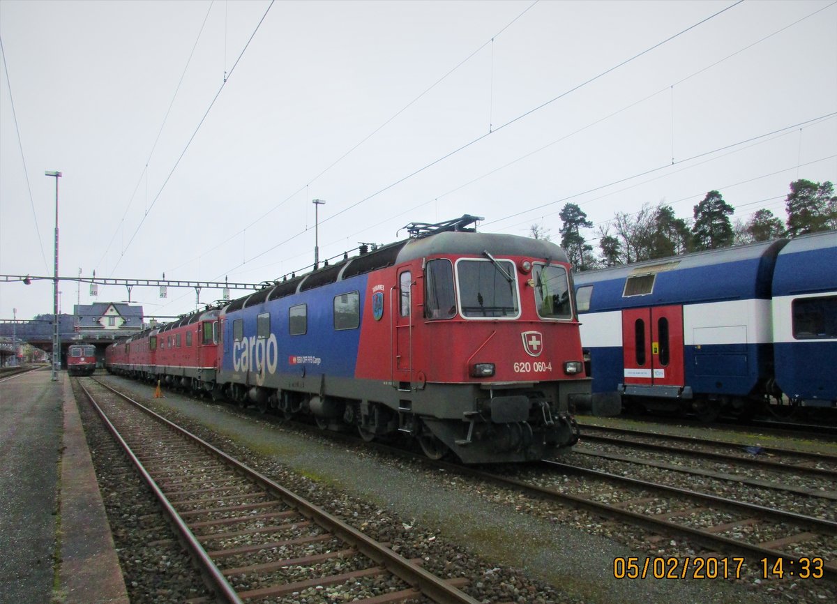 Die SBB Re 620 060-4  Tavannes , die SBB Re 6/6 Nr. 11641  Moutier (hinter der 
SBB Re 620 060-4  Tavannes ), die SBB Re 620 017-4|SBB Re 6/6 Nr. 11617  Heerbrugg  (hinter die SBB Re 6/6  Nr. 11641  Moutier ), die SBB Re 6/6 Nr. 11649  Aarberg  (hinter die SBB Re 620 017-4  Heerbrugg ),die SBB Re 620 056-2|SBB Re 6/6 Nr. 11656  Travers (hinter die SBB Re 6/6 Nr. 11649  Aarberg , die SBB Re 420 295-8|SBB Re 4/4 II Nr. 11295 (links von die SBB Re 620 056-2  Travers ), waren  am 05.02.17 um etwa 14.33 Uhr auf den Abstellgleisen in Bülach zu sehen und warten vielleicht auf den nächsten Auftrag im Kies-,Containerverkehr oder Güterverkehr. 

