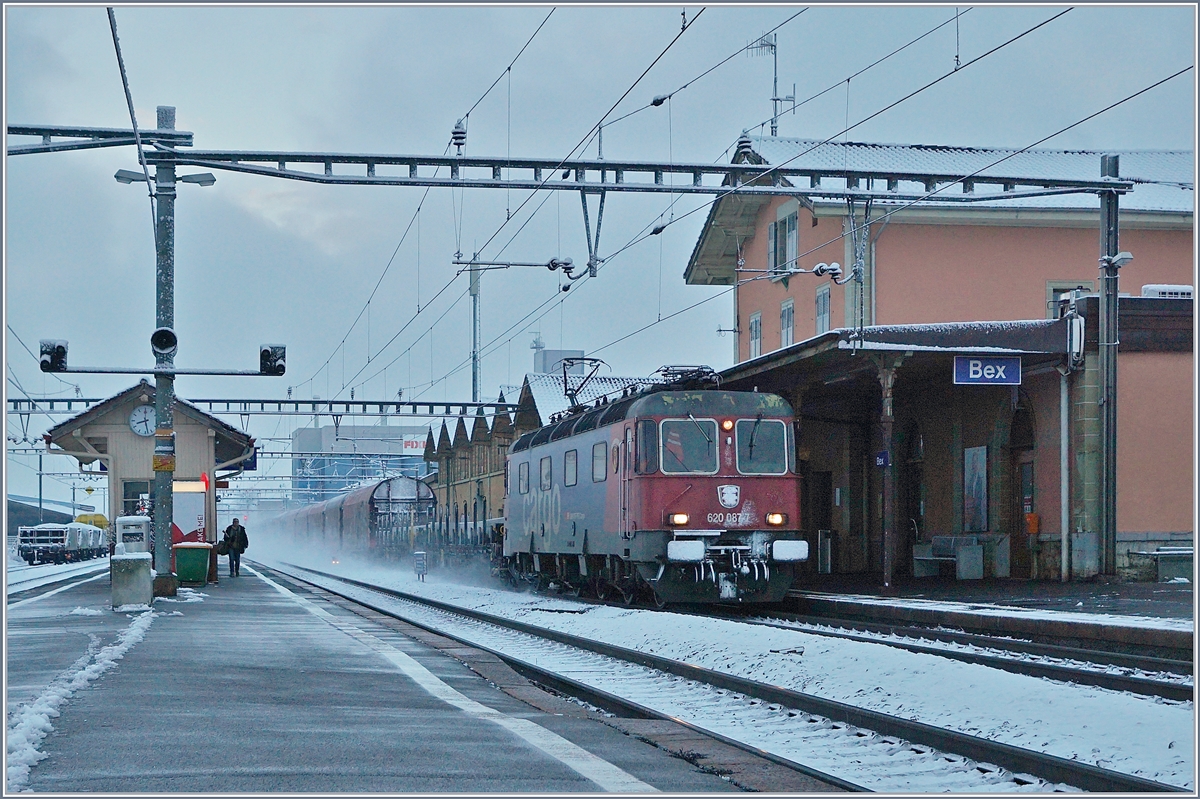 Die SBB Re 620 087-7 mit dem Novelis-Güterzug von Göttingen nach Sierre bei der Durchfahrt in Bex. 

29. Jan. 2019