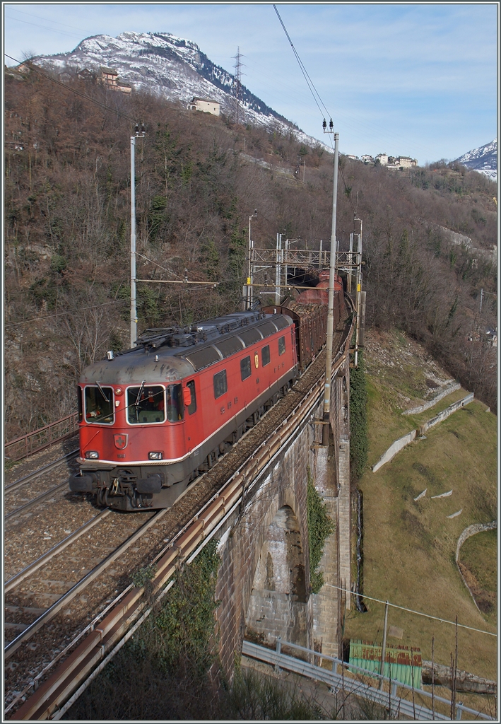 Die SBB Re 6/6 11611 mit einem Gterzug Richtung Sden kurz vor Preglia.
27. Jan 2015
