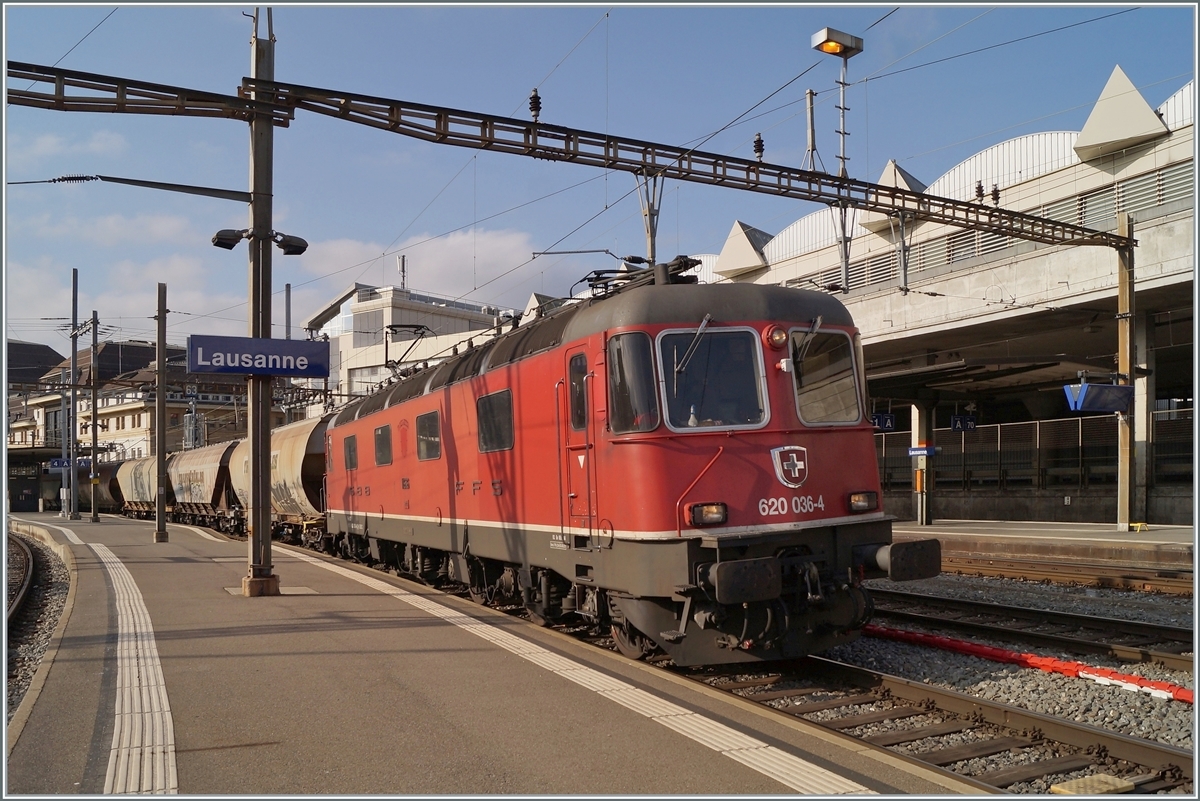 Die SBB Re 6/6 11634 (Re 620 036-4)  Aarburg-Oftringen  mit dem  Spaghetti -Zug von Frankreich nach Italien, welchen die Re 6/6 auf dem Abschnitt Vallorbe - Domo II befördert beim einem kurzen Halt in Lausanne zum Abwarten der Blockdistanz.

27. Februar 2021
