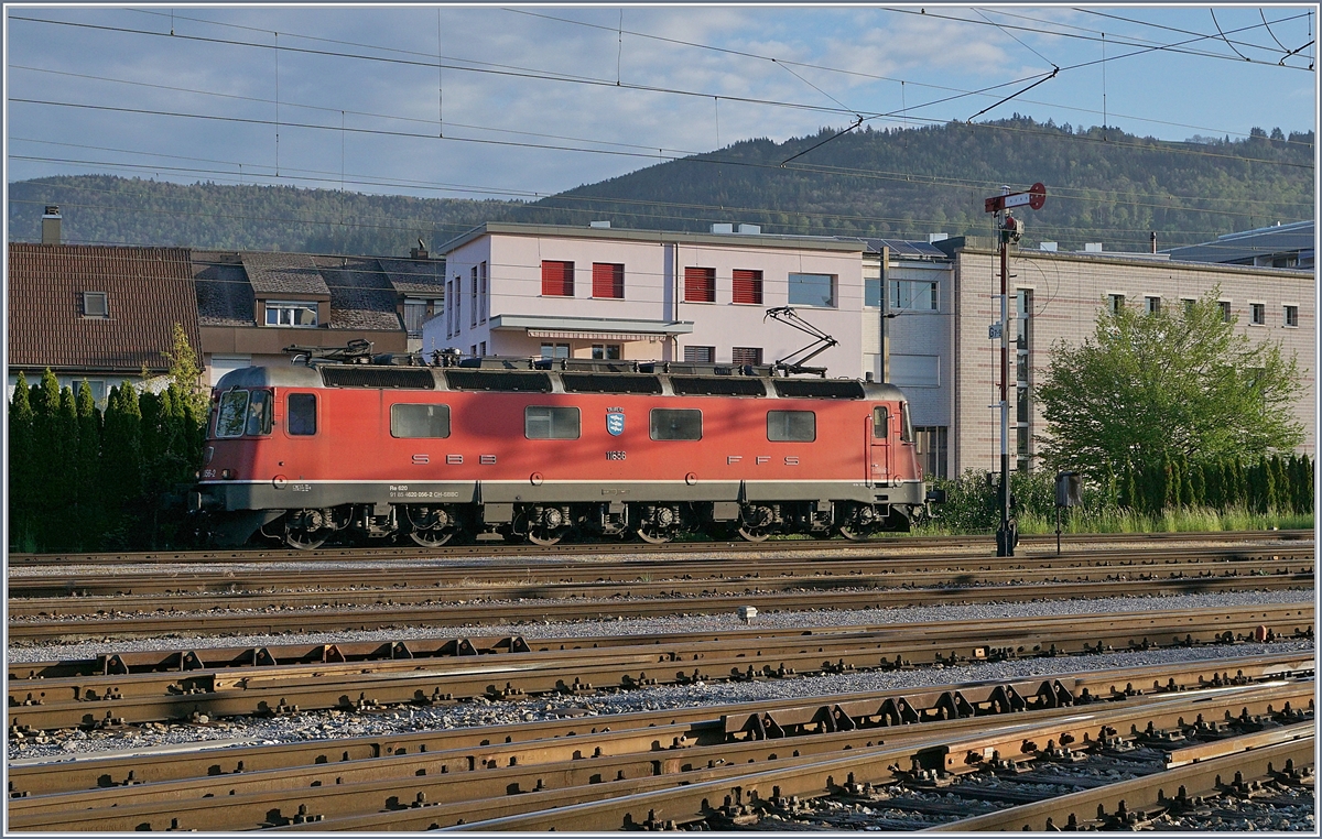 Die SBB Re 6/6 11656  Travers  steht im damals noch auf der Ostseite mit Formsignalen ausgerüstet Rangierbahnhof von Biel und wartet auf einen nächsten Einsatz.

24. April 2019