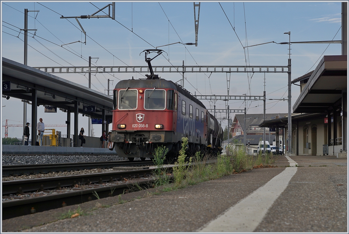 Die SBB Re 6/6 11658 (Re 620 058-8)  Auvernier  wartet mit einem Kesselwagenzug in Oensingen auf die Weiterfahrt. 

10. Aug. 2020