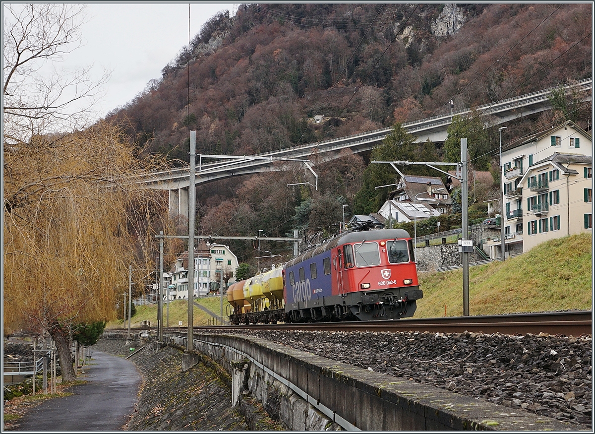 Die SBB Re 6/6 11662 (Re 620 062-0)  Reuchenette-Péry  ist mit einem kurzen Güterzug kurz vor Villeneuve Richtung Chablais unterwegs. 

23. Dezember 2020 
