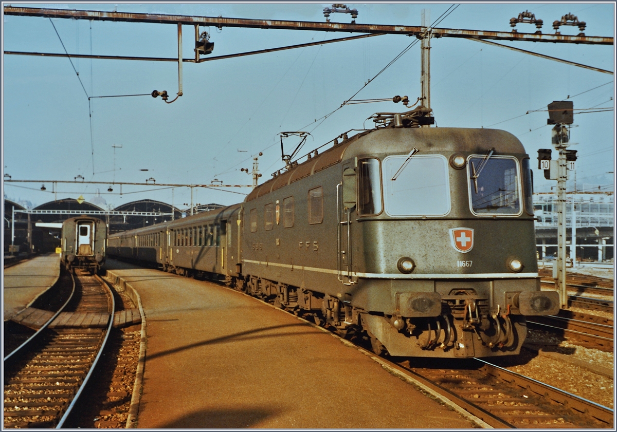 Die SBB Re 6/6 11667 steht mit einem Gotthard Schnellzug in Luzern zur Abfahrt bereit. 

Analogbild vom 11. Dez 1984