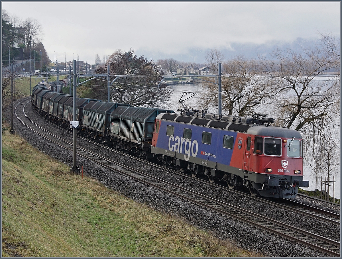 Die SBB Re 6/6 11678 (Re 620 078-6)  Bassersdorf  ist mit dem Novelis-Güterzug bei Villeneuve unterwegs. 

18. Jan. 2019