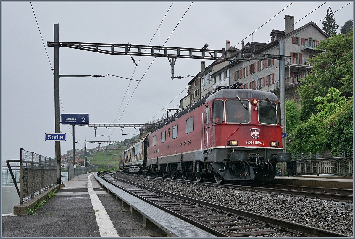 Die SBB Re 6/6 11685 (Re 620 085-1)  Sulgen  ist mit einem Güterzug Richtung Wallis bei St-Saphorin unterwegs. 

11. Mai 2020