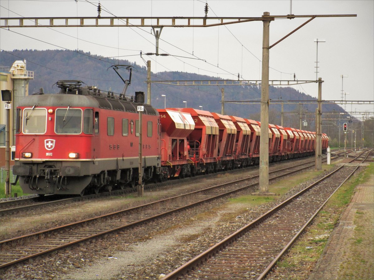 Die SBB Re 6/6 Nr. 11637  Sonceboz-Sombeval  durchfährt im Bild mit einem Kies-Güterzug den Bahnhof Embrach-Rorbas in Richtung Bülach. Mittwoch, 5. April 2017