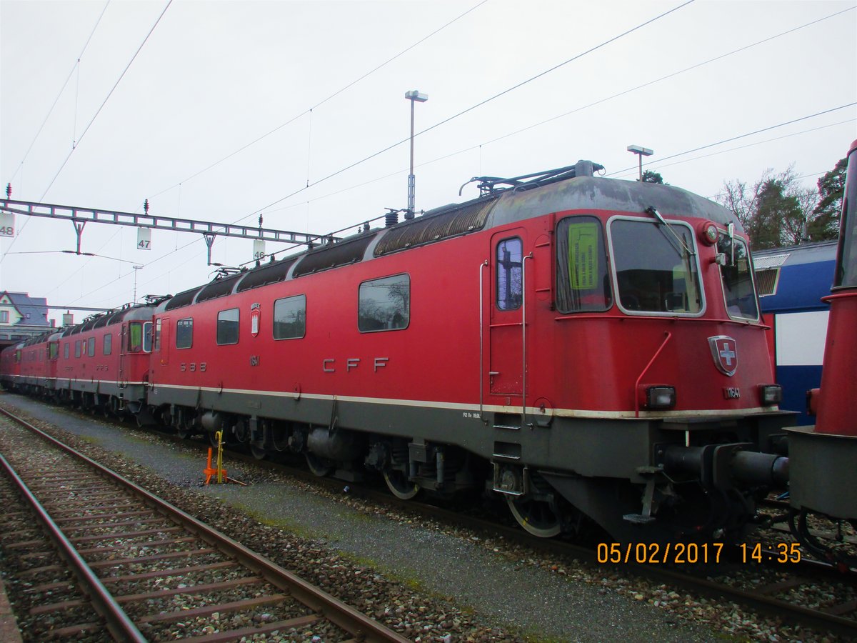 Die SBB Re 6/6 Nr. 11641  Moutier , die SBB Re 620 017-4|SBB Re 6/6 Nr. 11617  Heerbrugg  (hinter die SBB Re 6/6 Nr. 11641  Moutier ), 
die SBB Re 6/6 Nr. 11649  Aarberg  (hinter die SBB Re 620 017-4  Heerbrugg ),
die SBB Re 620 056-2|SBB Re 6/6 Nr. 11656  Travers (hinter die SBB Re 6/6 Nr. 11649  Aarberg ),waren  am 05.02.17 um etwa 14.35 Uhr auf den Abstellgleisen in Bülach zu sehen und warten vielleicht auf den nächsten Auftrag im Kies-,Containerverkehr oder Güterverkehr. 
