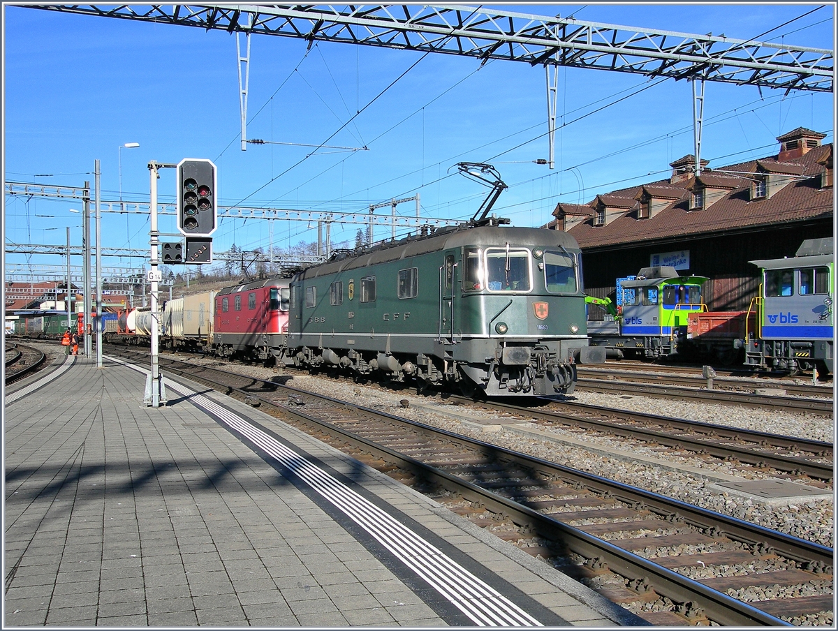 Die SBB Re 6/6 und Re 4/4 II mit einem Güterzug Richtung Lötschberg bei der Durchfahrt in Spiez am 29. Januar 2008. 