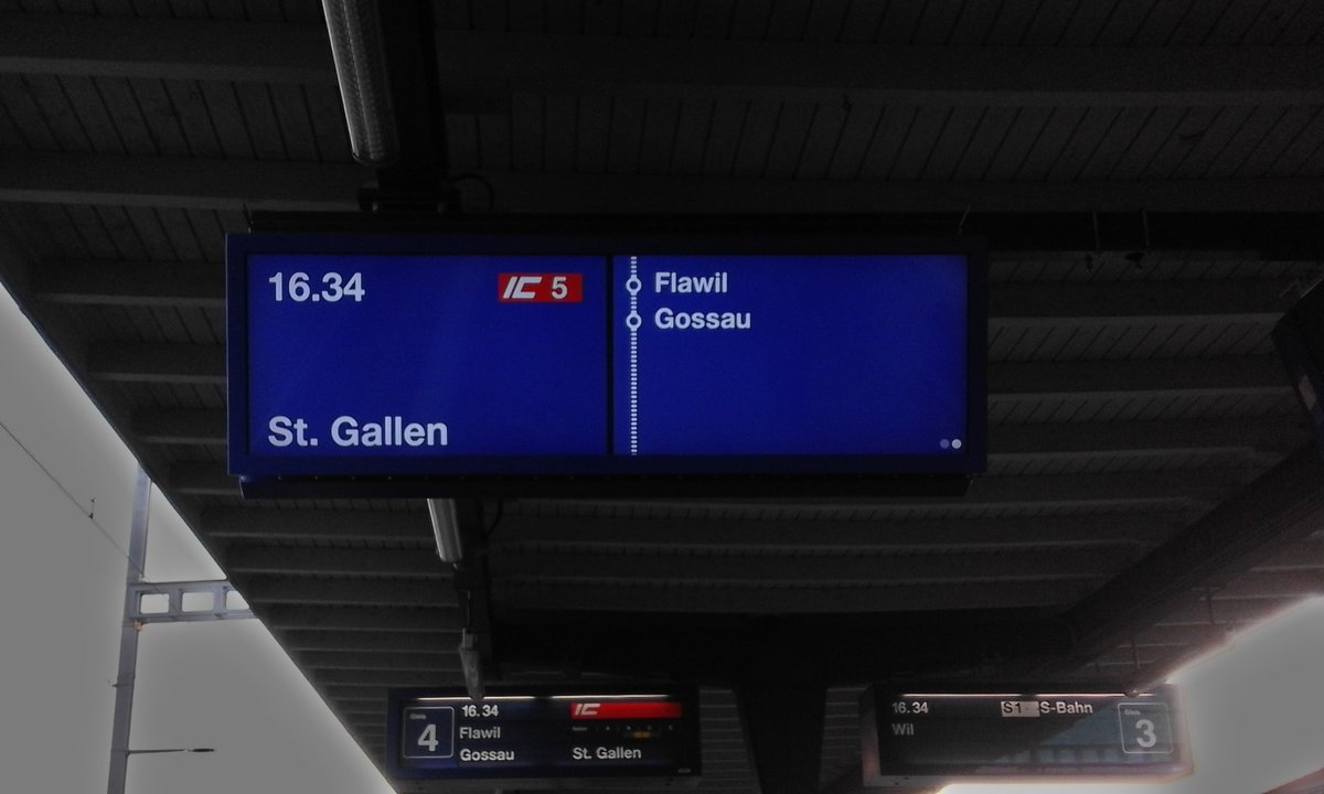 Die SBB scheint sich ob den neuen Wechselanzeigen noch unsicher zu sein. Zumindest hängen in Uzwil auch noch die alten Faltanzeigen an der Perrondecke. Im Bild ist der zweite Teil der Anzeige vom Bild 1128920 zu sehen.

Uzwil, 19.01.2019 