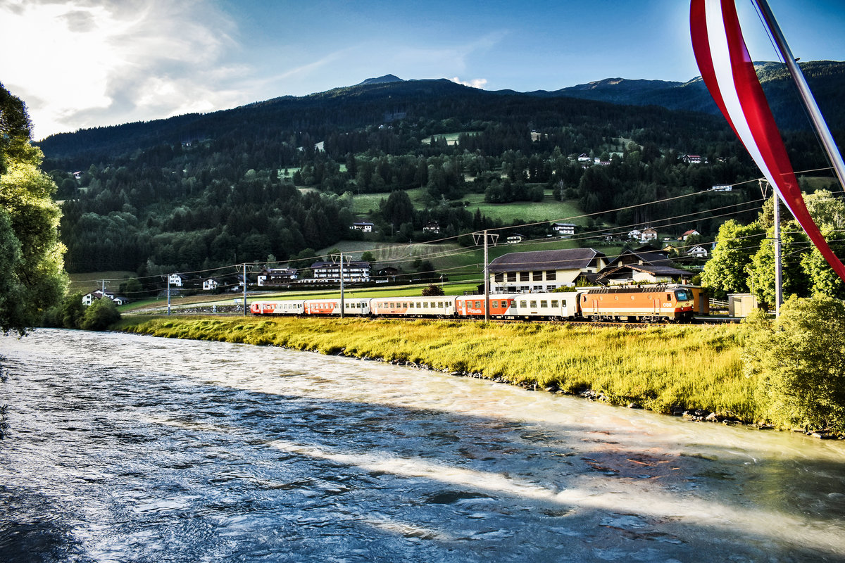 Die   Schachbrett  1144 092-4 fährt mit der S1 4875 (Lienz - Spittal-Millstättersee), in die Haltestelle Berg im Drautal ein.
Aufgenommen am 14.6.2018.