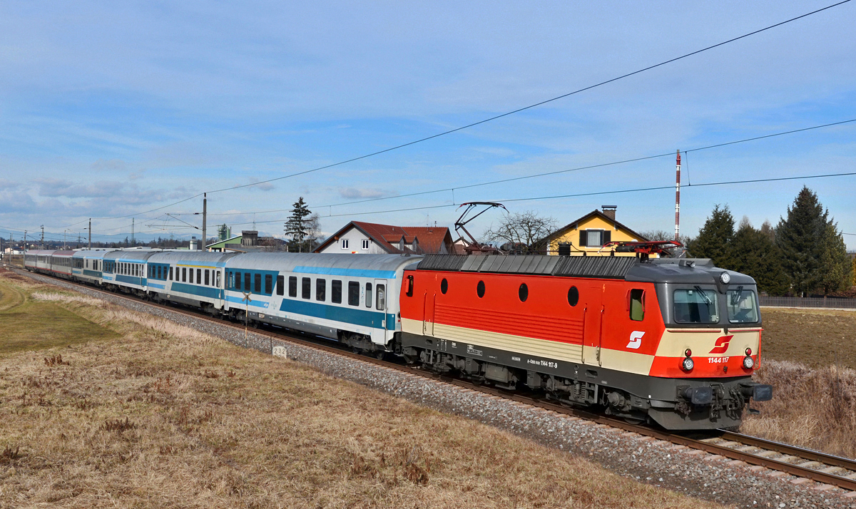 Die  Schachbrett  1144 117 bespannte am 08. Februar 2016 den EC 151  Emona , und wurde von mir bei Wildon fotografiert. 