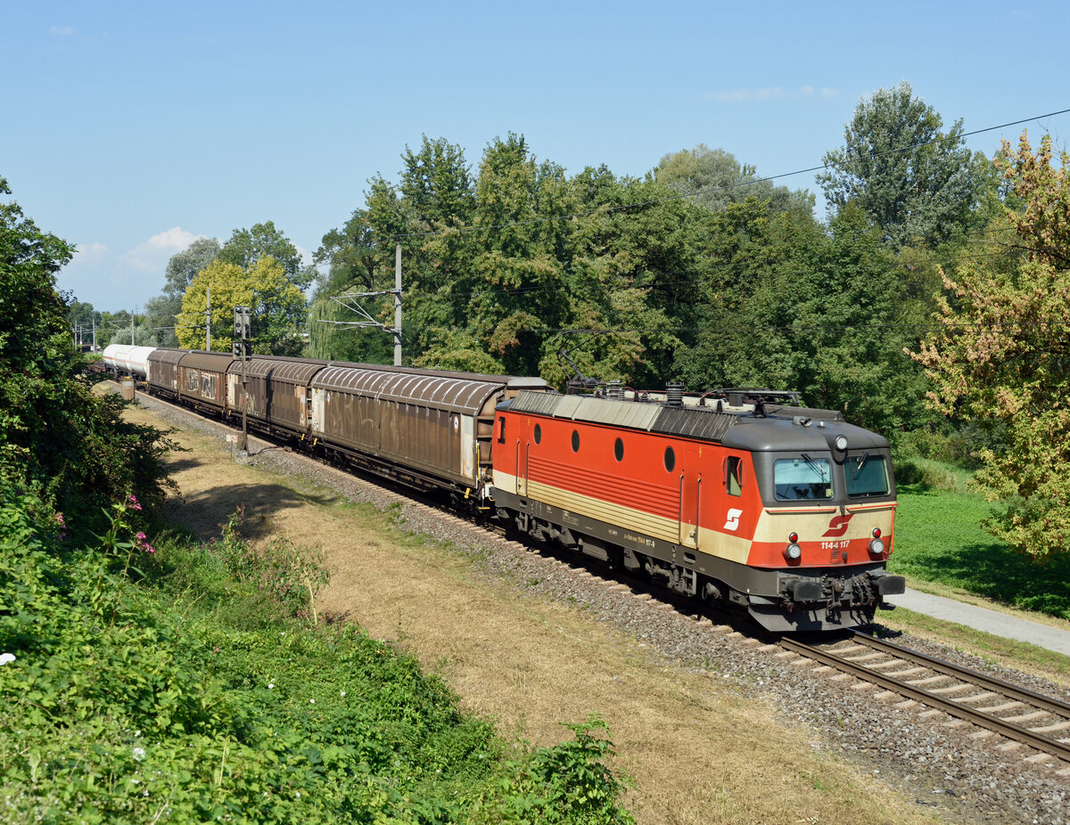 Die Schachbrett 1144 117 war am Vormittag des 06. September 2021 mit dem 44453 von Graz Verschiebebahnhof nach Spielfeld-Straß unterwegs und wurde von mir in Wildon fotografiert.