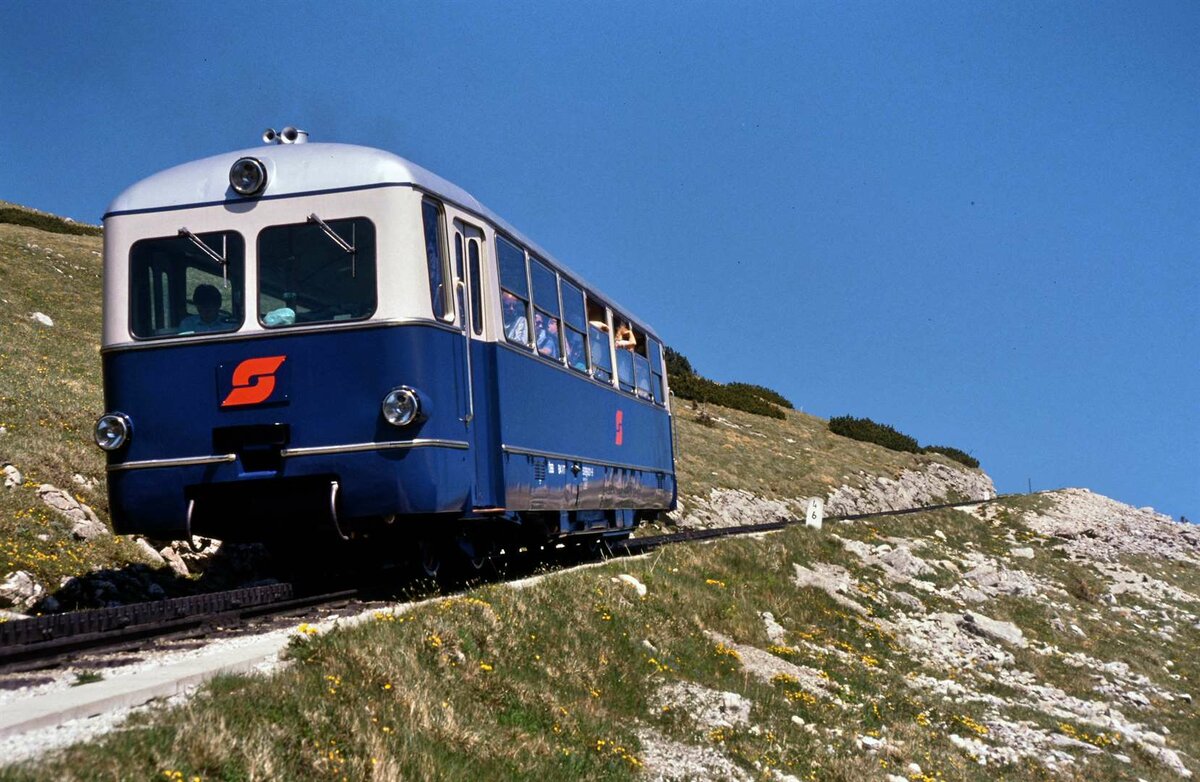 Die Schafbergbahn war 1986 noch eine Bahnstrecke der ÖBB. Zu dieser Zeit setzte die ÖBB noch zwei Wagen der Baureihe 5099 ein.