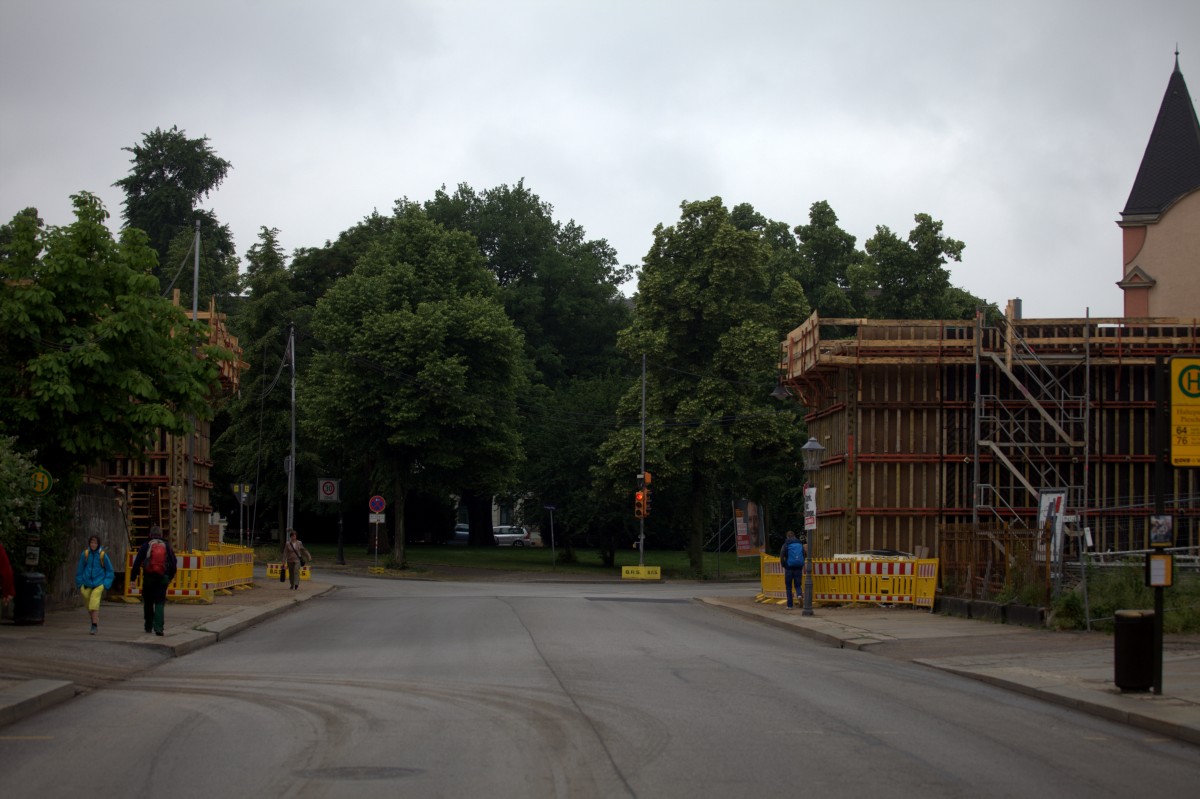 Die Schalung für die neuen Brückenwiederlager am Leisniger Platz in Dresden Pieschen ist fertig, noch ist der Durchblick zum Leisniger Platz frei.  09.06.2015 13:43 Uhr.
