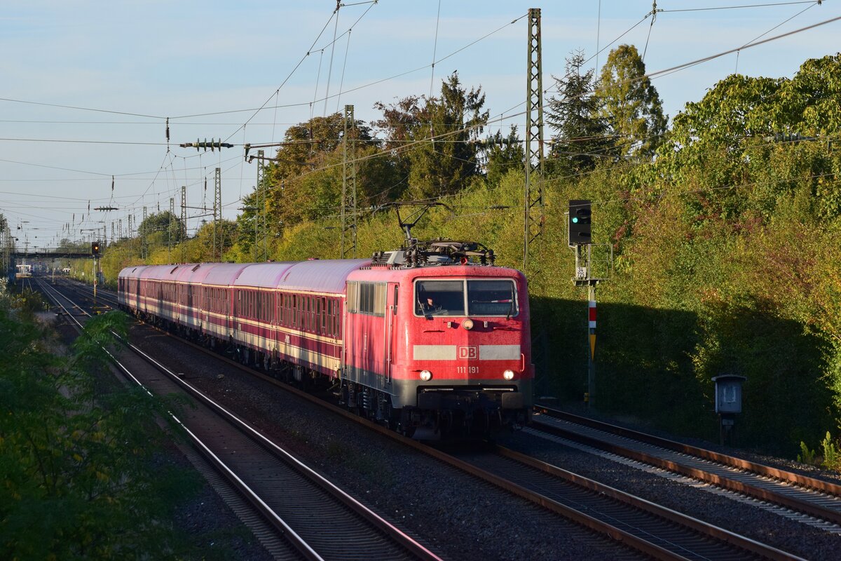 DIe Schatten wurden länger und die Sonne stand bereits tief als der letzte Partyzug des Tages aus Norddeich Mole Angermund erreicht. 111 191 zieht ihren Zug bestehend aus EuroExpress Wagen durch Angermund gen Düsseldorf.

Angermund 09.10.2022