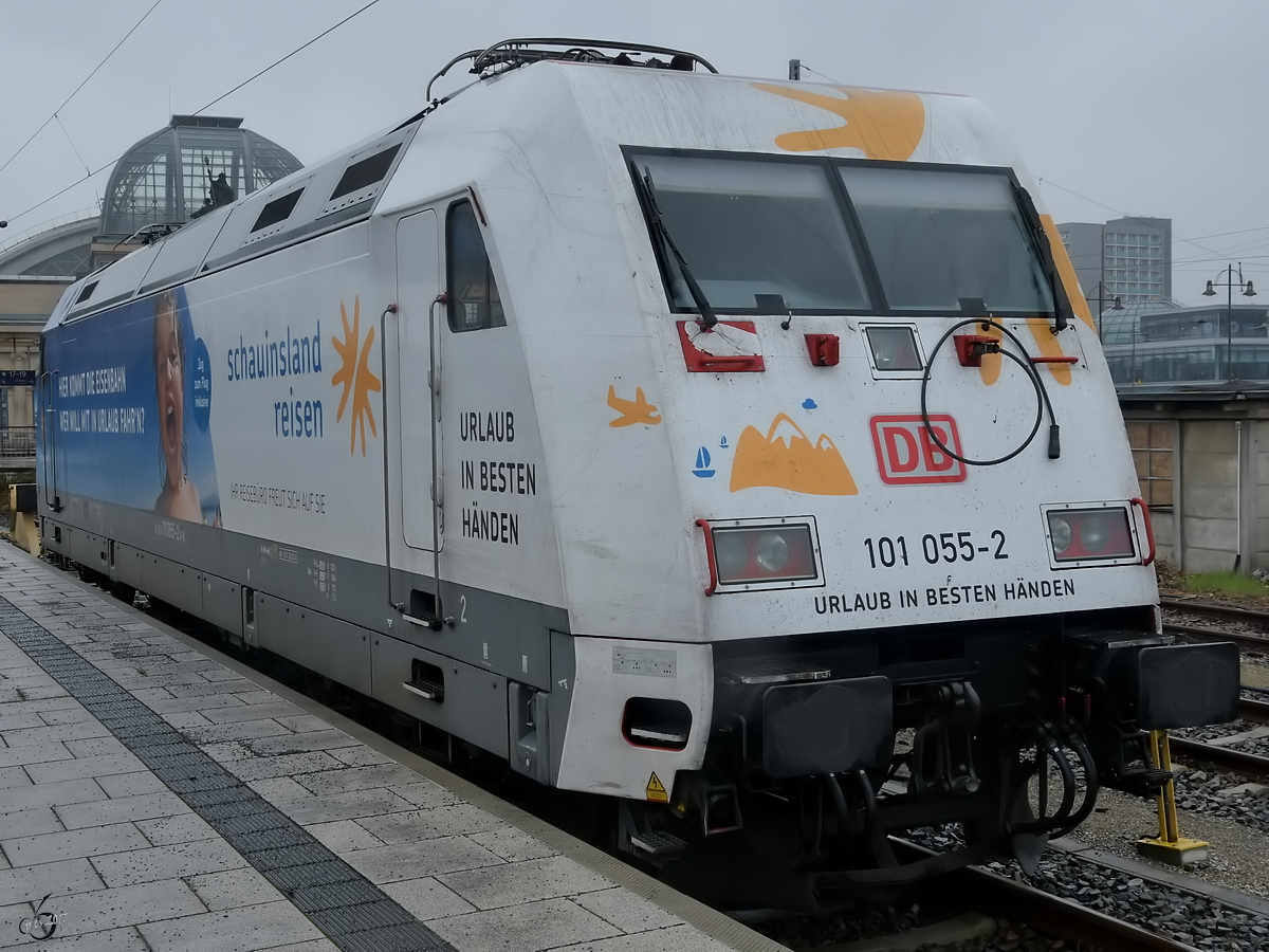 Die Schauinsland-Werbelok 101 055-2, abgestellt am Dresdener Hauptbahnhof. (April 2017)