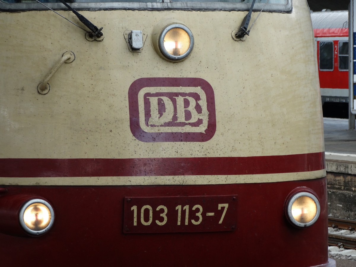 Die Scheinwerfer und DB Logo von 103 113-7 am 30.08.14 in Heidelberg Hbf