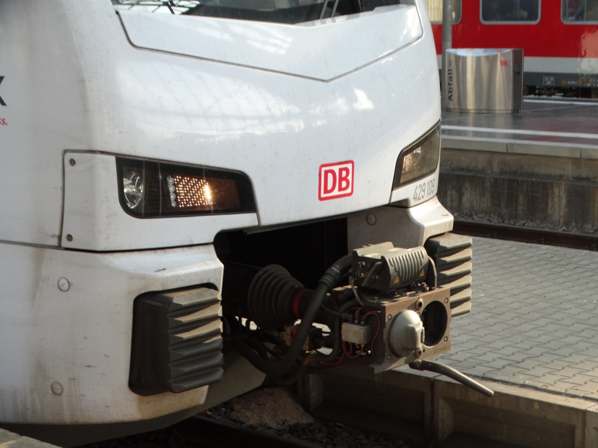 Die Scheinwerfer und die Kupplung von DB Regio Süwex Stadler Flirt 3 (429 109) am 22.01.16 in Frankfurt am Main Hbf
