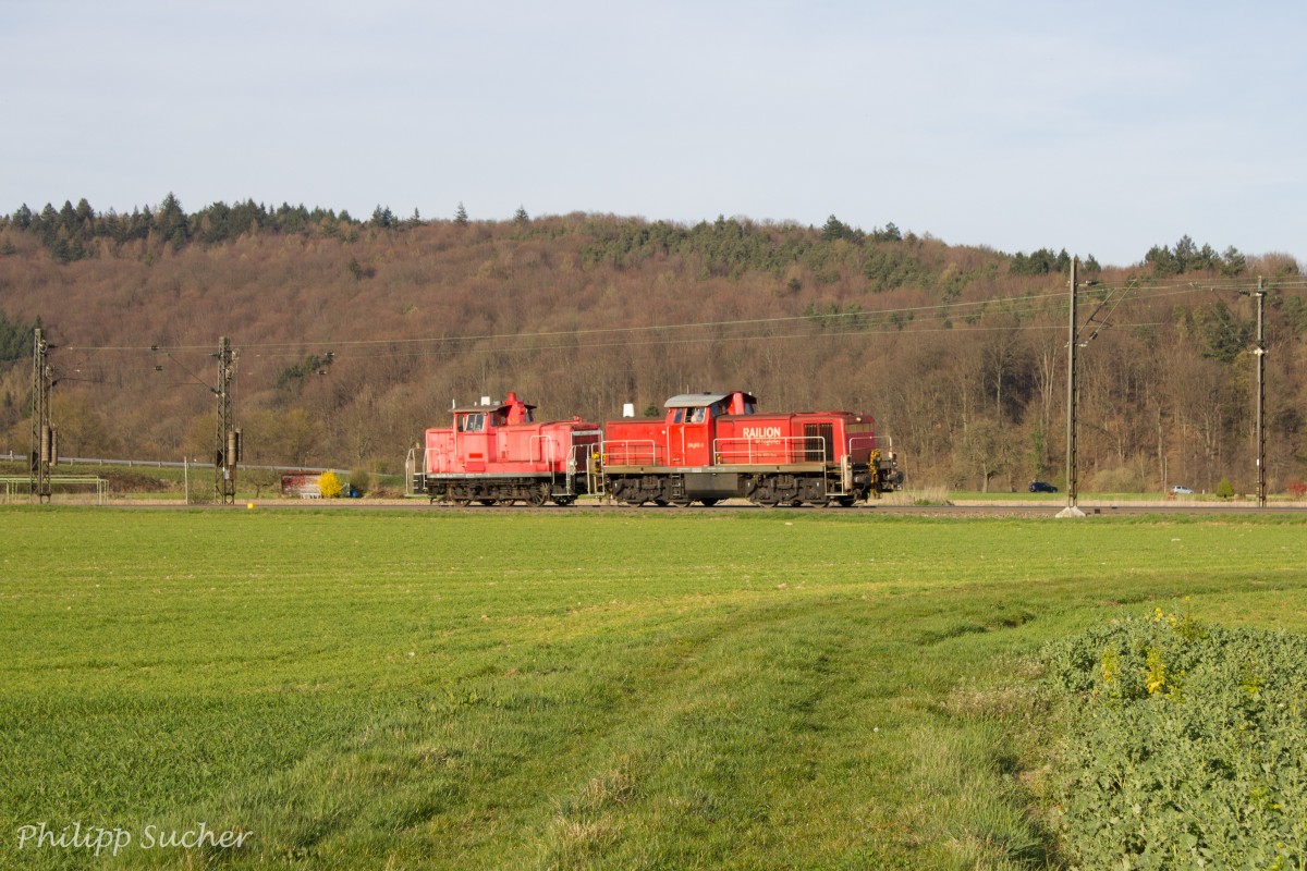 Die Schenker-Loks 294 812-3 (Bj. 1972) und 363 139-7 (Bj. 1963) am 19.03.2014 bei Kollmarsreute als Tfzf Richtung Freiburg