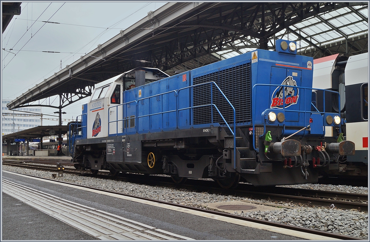 Die Scheuchzer Am 847 101  Bison  (UIC 92 85 8847 101-3 CH-SCHEU) in Lausanne. Die 1917 gegründet Gleisbaufirma Scheuchzer aus Bussigny übernahm diese Diesellok 2004 als Neubaufahrzeug von der CFD. 

11. Nov. 2019