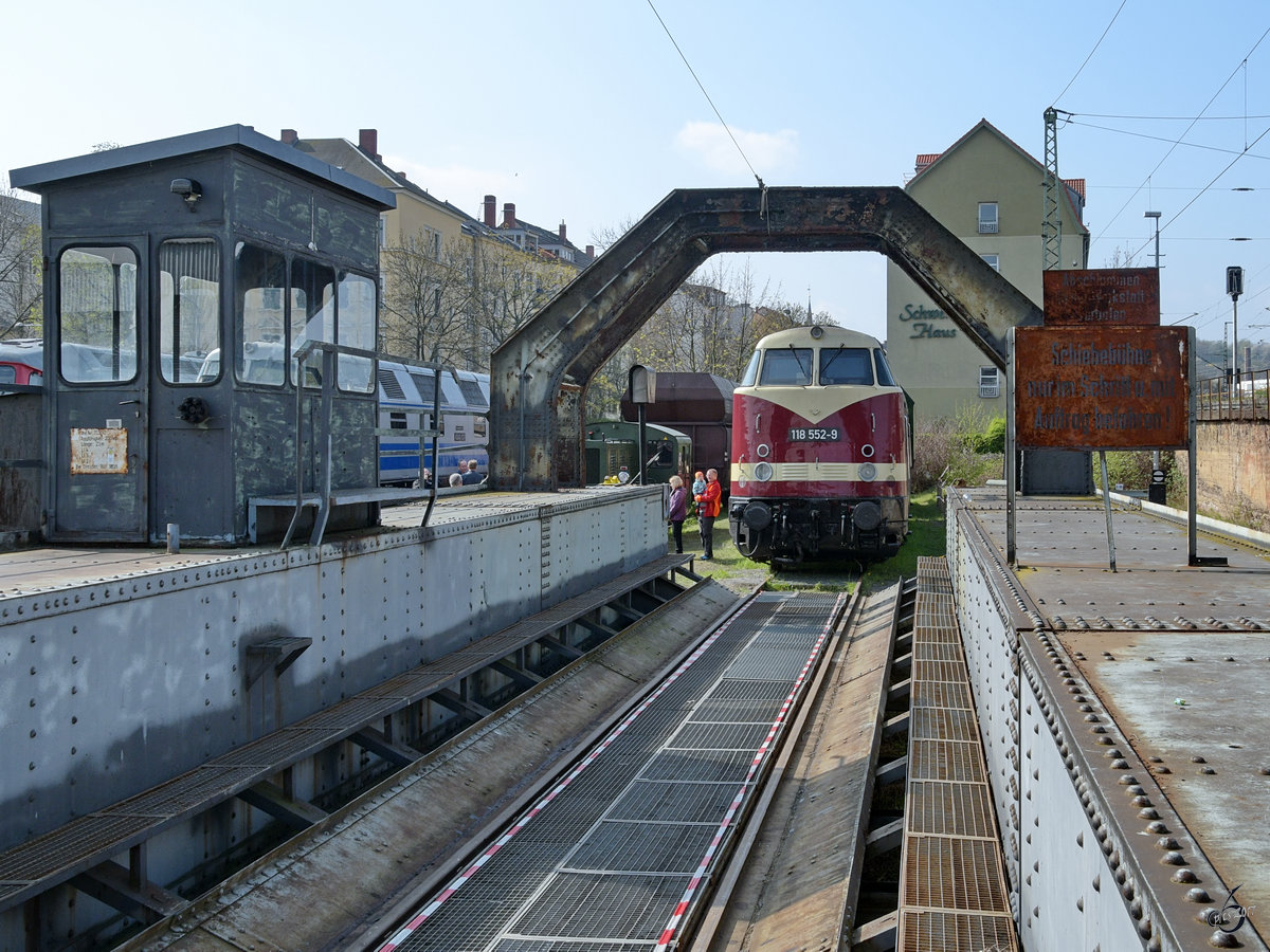 Die Schiebebühne in Dresden-Altstadt, dahinter die Diesellokomotive 118 552-9. (April 2017)
