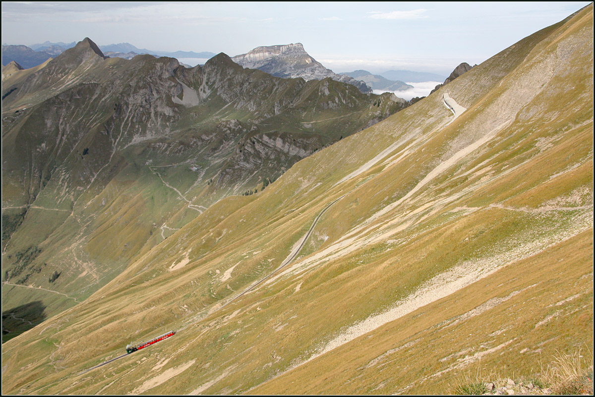 Die schiefe Ebene hinab -

... fährt hier ein Zug der Brienzer Rothornbahn.

29.09.2013 (M)