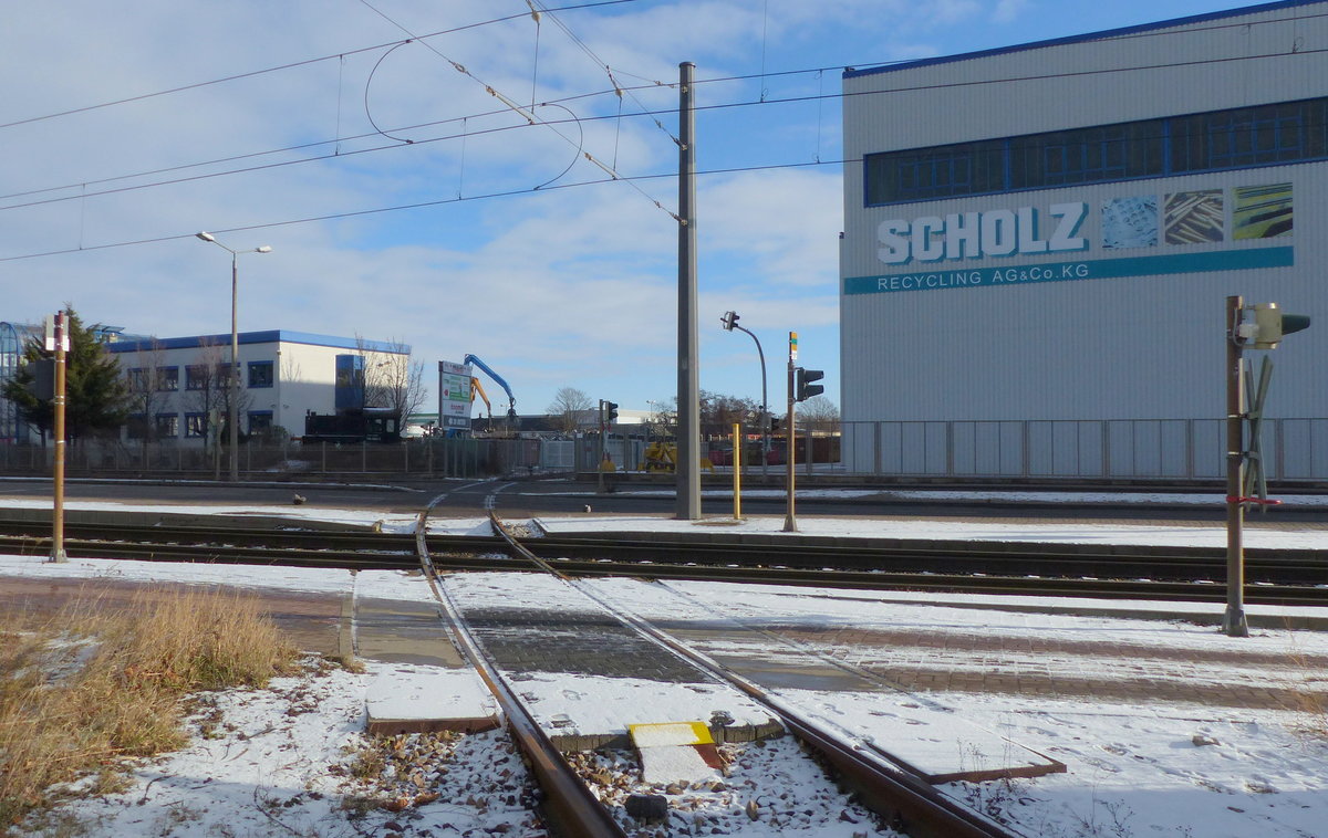 Die Schienen-Schienenkreuzung der Straßenbahngleise und dem Verbindungsgleis zwischen Erfurt Ost und Erfurt Nord am 17.01.2017.