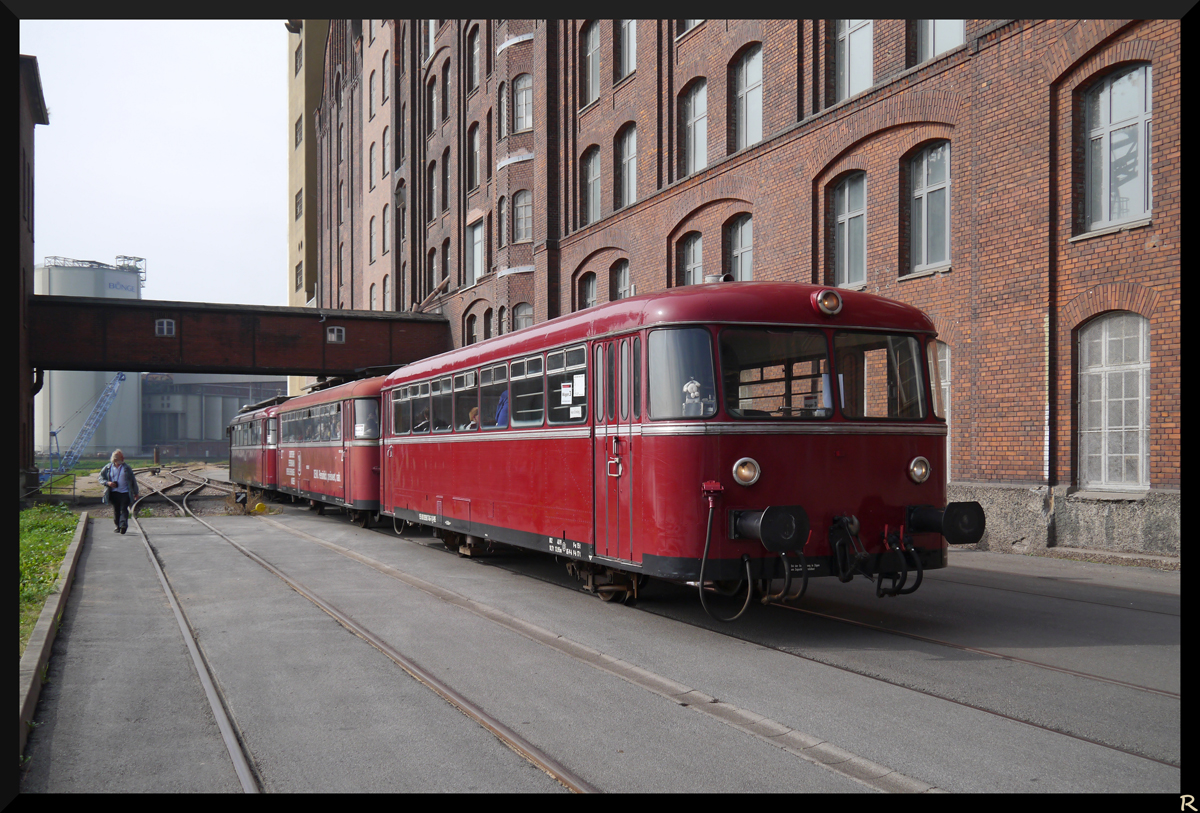 Die Schienenbusgarnitur der Historischen Eisenbahn Mannheim steht whrend einer Hafenrundfahrt im Mannheimer Handelshafen vor der Kulisse der Pflzischen Mhlwerke.
(28. September 2013)

