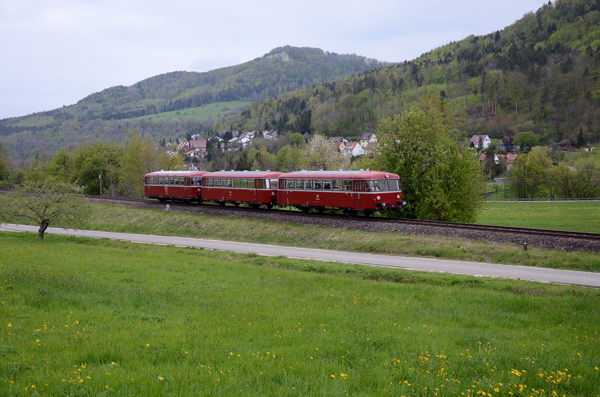Die Schienenbusse der RAB-Classics waren am 4.Mai 2019 auf der Zollernalbbahn unterwegs nach Munderkingen zum DING-Erlebnistag.
Steuerwagen 998 896 fuhr vorneweg, dann 998 257 und hinten schob 798 652.
Das Bild wurde bei Albstadt-Laufen aufgenommen.