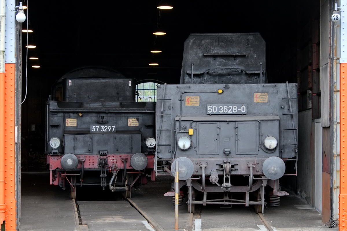 Die Schlepptender der Dampflokomotiven 57 3297 und 50 3628-0. (Sächsisches Eisenbahnmuseum Chemnitz-Hilbersdorf, September 2020)