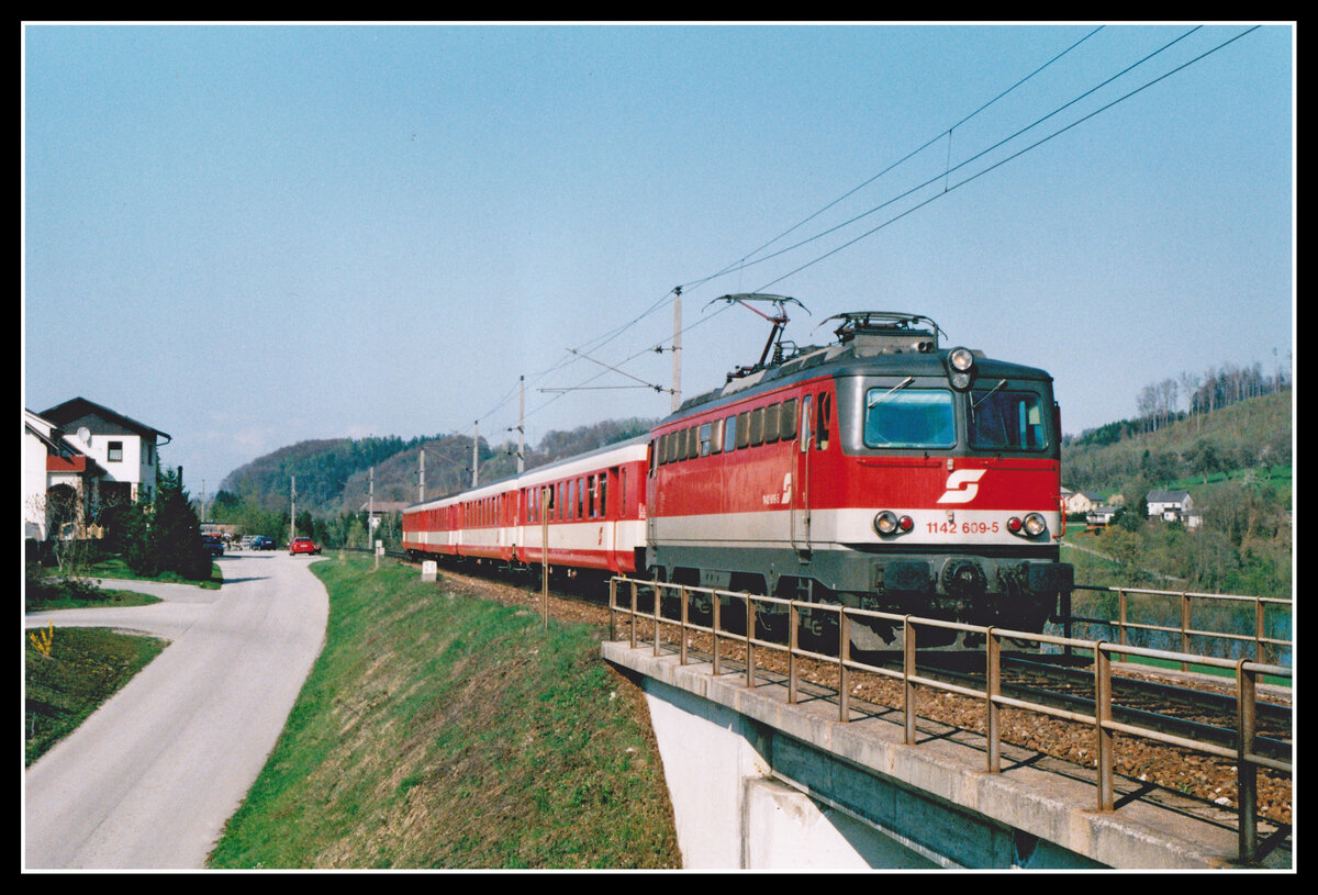 Die Schlierenwagen bildeten einst das Rückgrad im Regionalzugdienst der ÖBB. Sie wurden dann vom City Schuttle abgelöst. Heute werden in diesen Diensten meist Triebwagen verwendet. Das Bild zeigt die 1142.609 mit Regionalzug 3621 (von Linz nach Kleinreifling) nahe der Haltestelle Sand. Das Bild entstand am 16.04.2004.