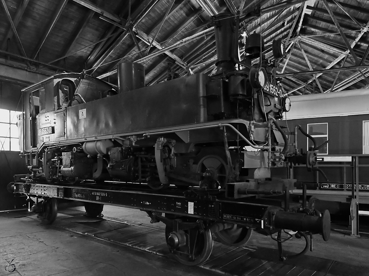 Die Schmalspur-Dampflokomotive 99 1562-0 ist im Deutschen Dampflokomotiv-Museum Neuenmarkt-Wirsberg ausgestellt. (Juni 2019) 