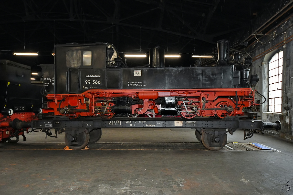 Die Schmalspur-Dampflokomotive 99 566 wurde auf einem Flachwagen präsentiert. (Sächsisches Eisenbahnmuseum Chemnitz-Hilbersdorf, September 2020) 