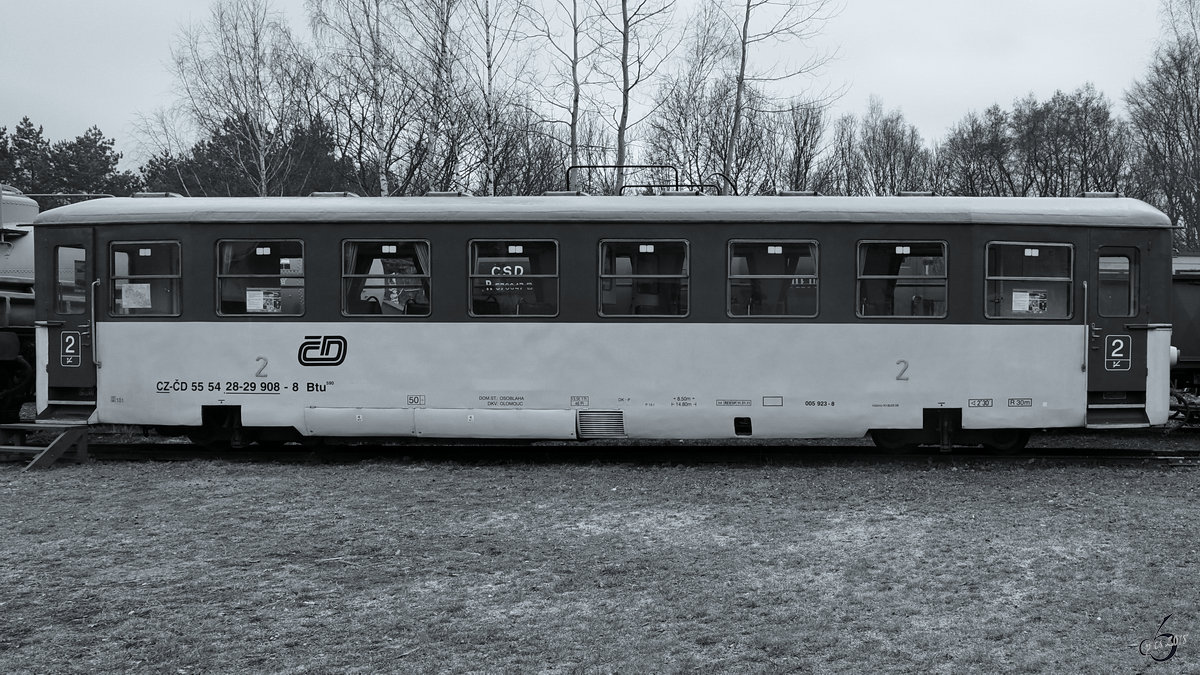 Die Schmalspur-Personenwagen Anfang April 2018 im Eisenbahnmuseum Lužná u Rakovníka.