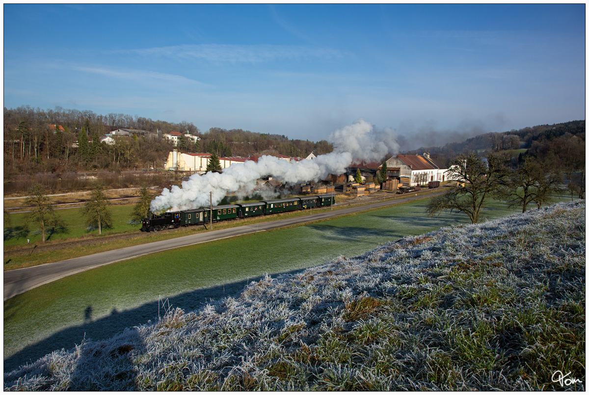Die Schmalspurdampflok 298.102 dampft mit einem Adventzug von Steyr nach Grünburg. Sommerhubermühle  4.12.2016