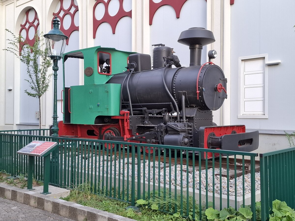 Die Schmalspurdampflok No. 7311 von Krauss & Comp Linz a.D. 1917, am 27.07.2026 vor dem  K�nigreich der Eisenbahn  in Wien.