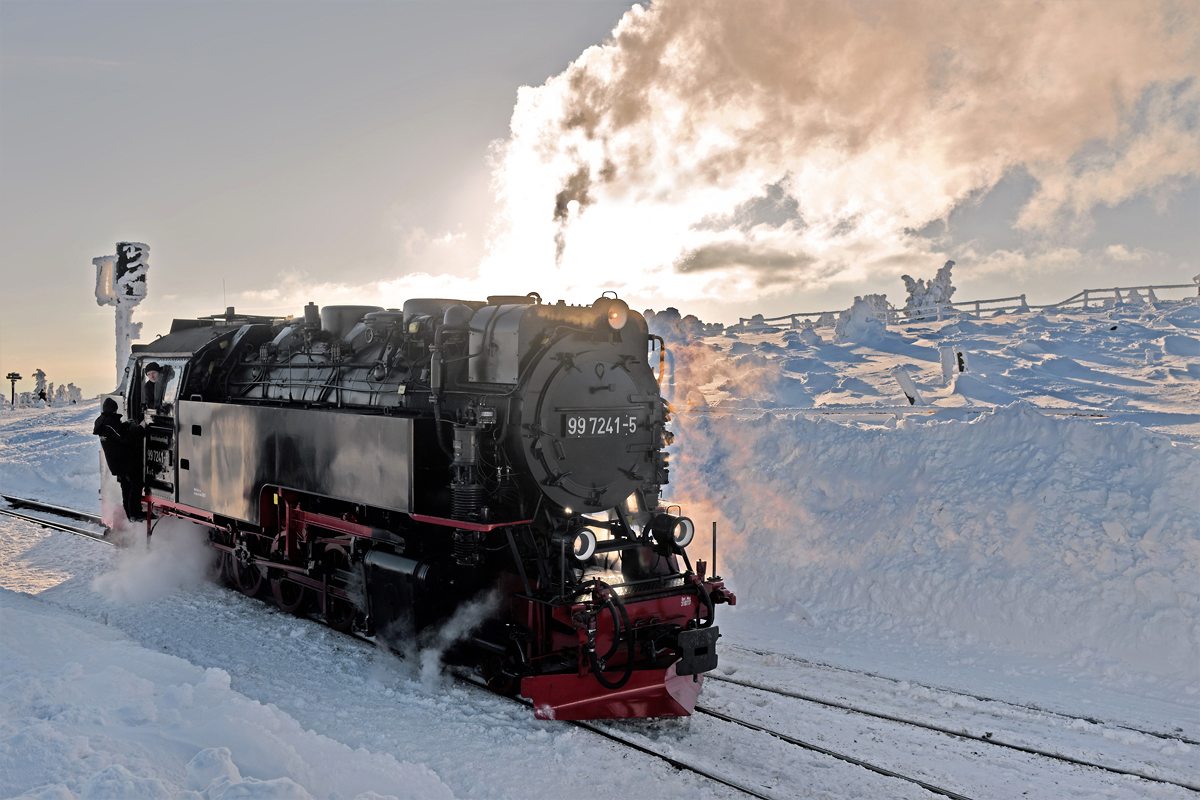 Die Schmalspurdampflokomotive 99 7241-5 rangiert gegen Abend im Bahnhof Brocken Bergstation.Bild 13.2.2018