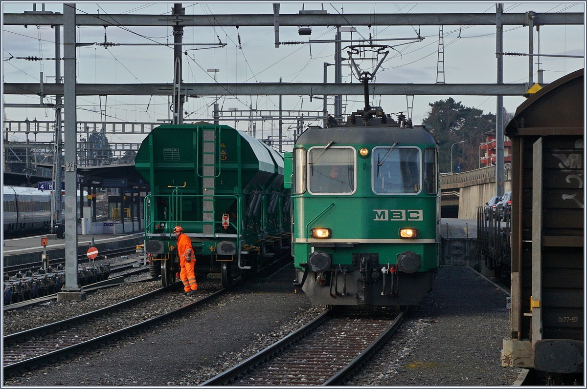 Die schmalspurige BAM MBC hat nun auch etliche Normalspurfahrzeuge in ihrem Besitz. Besonders die Re 4/4 II (UIC 91 85 44420 506-8 CH MBC) und die Faccns Wagen (UIC 33 54 69 85 2xx-x CZ-MBC) passen farblich besonders gut zusammen.
Morges, den 22. Feb. 2017