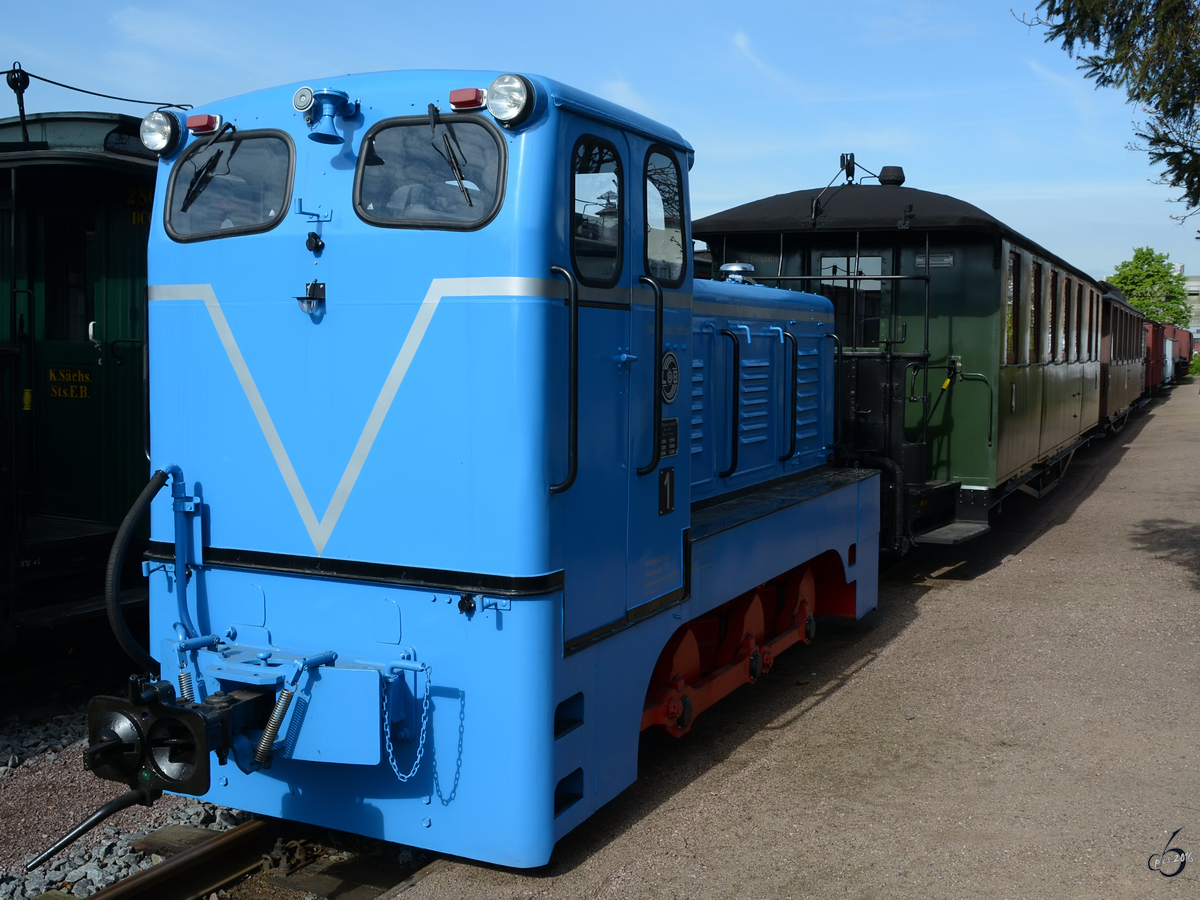 Die schmalspurige Diesellokomotive LKM V 10 C am Bahnhof Radebeul-Ost. (April 2014)