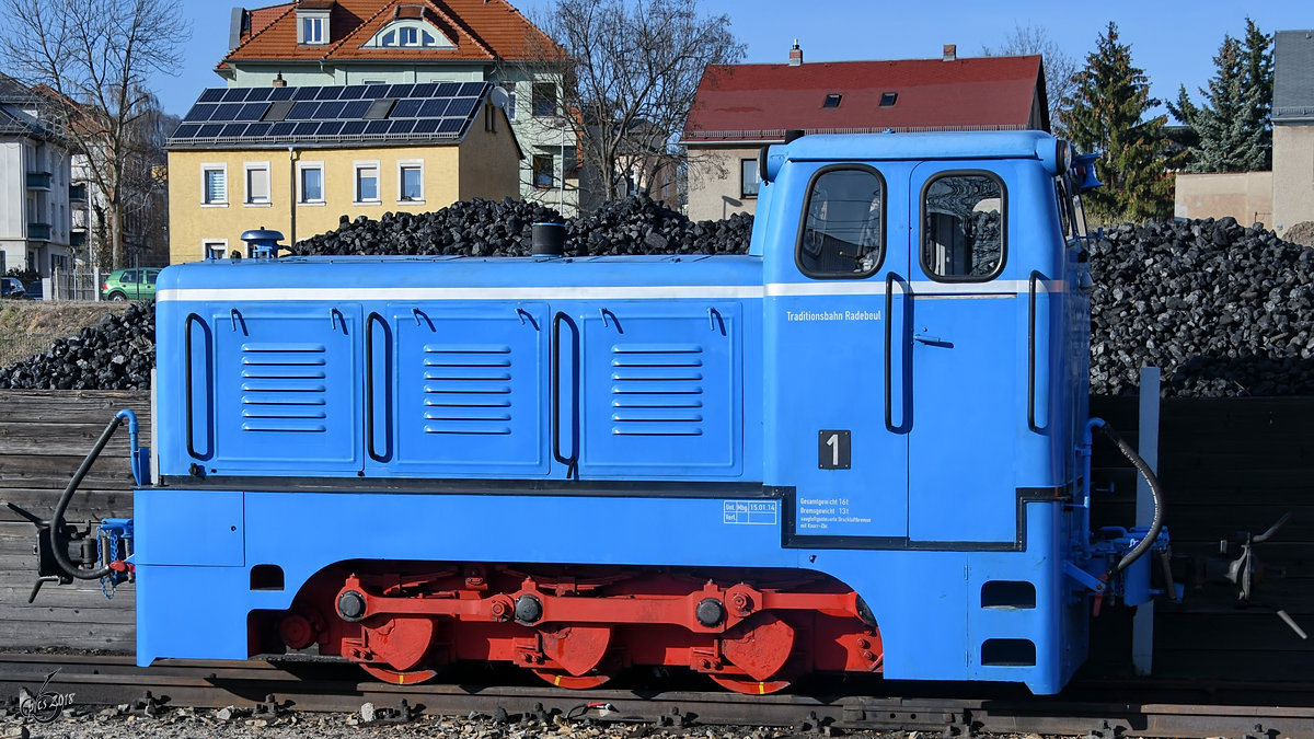Die schmalspurige Diesellokomotive LKM V 10 C am Bahnhof Radebeul-Ost. (April 2018)
