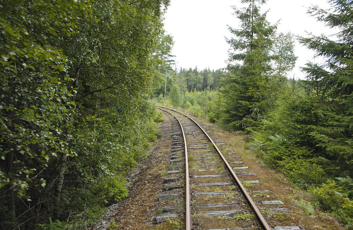 Die Schmalspurstrecke von Åseda nach Virserum. Es ist möglich den Streckenabschnitt mit Draisinen zu Fahren.  Unterwegs kann man am Virserumssjön oder Hjorten eine Rast einlegen. Aufnahme: 18. Juli 2017.