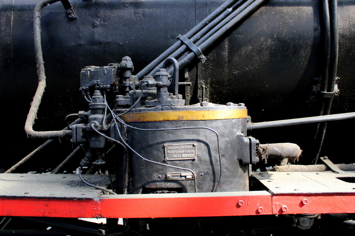 Die Schmiermittelpumpe der EMBB 52 5448-7 am 11.05.2024 in Leipzig Hbf.